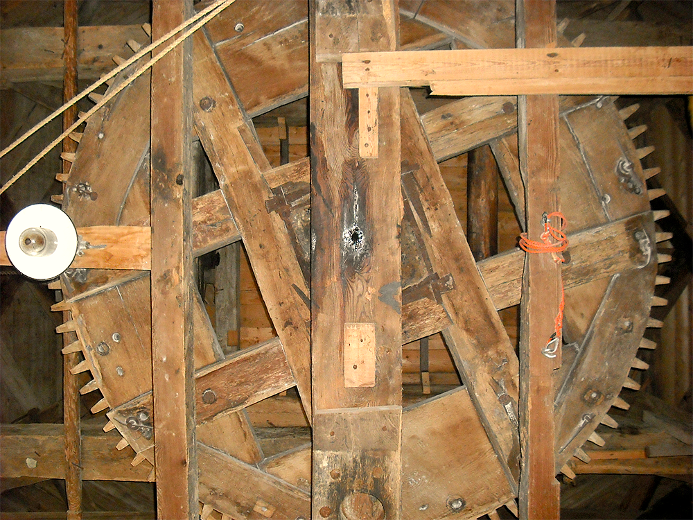 14, Molen 04455 Nieberter molen (Niebert), Rob Hoving (5-3-2011) Het spoorwiel van onderaf gezien. | Database Nederlandse molens