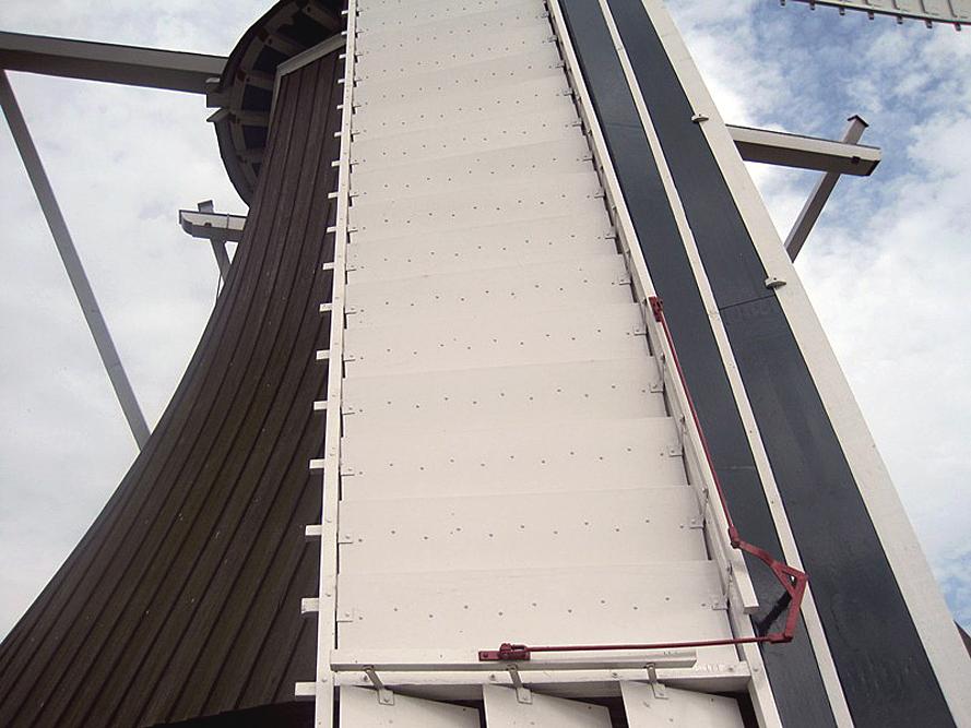 6, Molen 10231 De Dellen (Nieuw-Scheemda), Eén van de wieken met dichte kleppen.  Jeroen Zuidersma (28-6-2012). | Database Nederlandse molens
