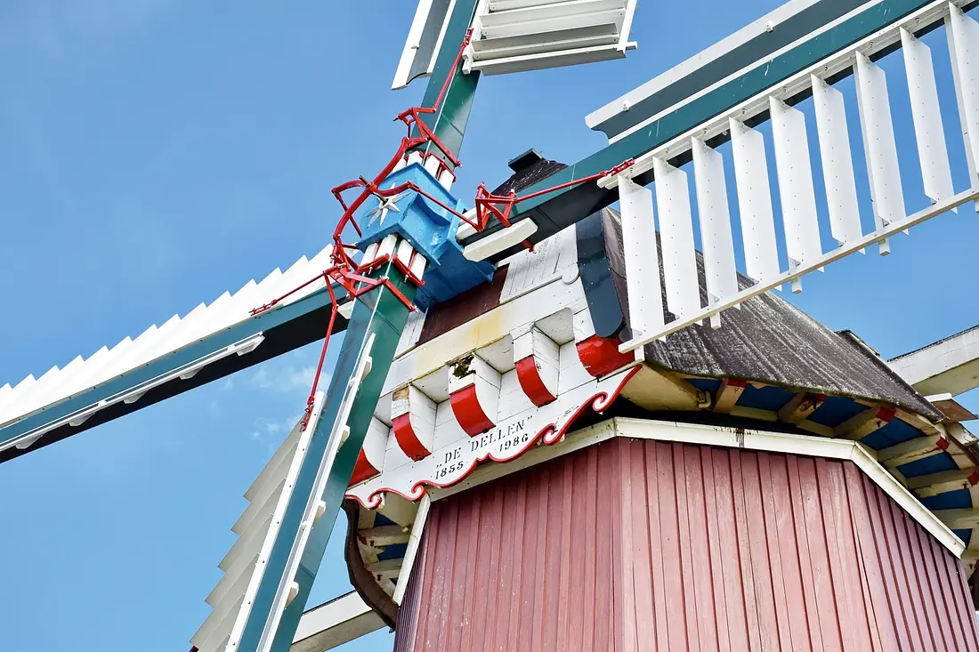 5, Molen 10231 De Dellen (Nieuw-Scheemda), Bernd Käding (1-5-2023)De Dellen is weer voorzien van een compleet wiekenkruis. | Database Nederlandse molens