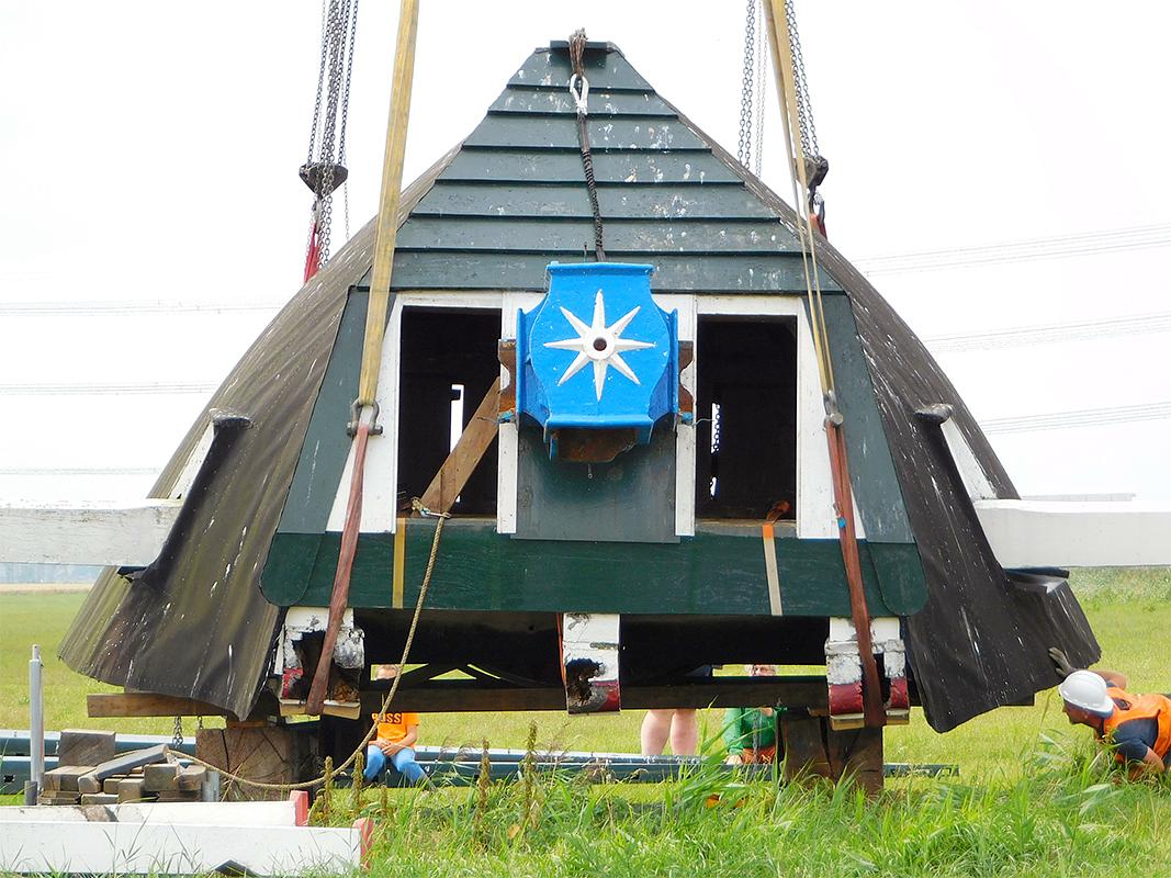 10, Molen 00602 Westerse Molen / Zeldenrust (Nieuw-Scheemda), Jeffrey Cusiël (1-8-2019)De kap bijna naast de molen, zichtbaar zijn de rotte plekken in voeghouten en steunder. | Database Nederlandse molens
