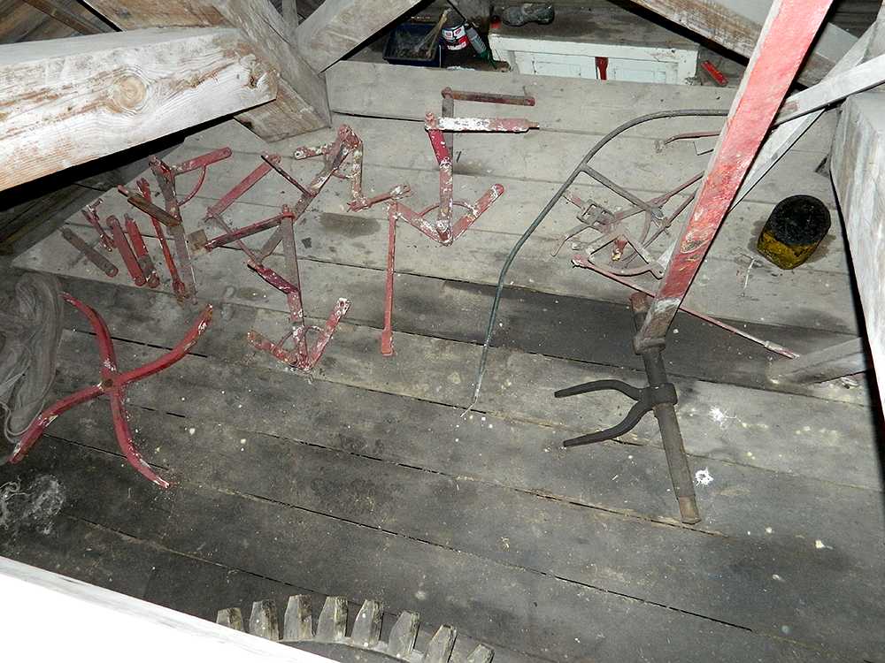 17, Molen 00602 Westerse Molen / Zeldenrust (Nieuw-Scheemda), Vincent Mepschen (14-6-2016). Oude delen van de voormalige zelfzwichting zijn nog bewaard in de molen | Database Nederlandse molens