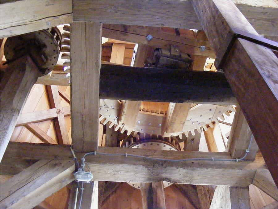 17, Molen 00551 De Noordstar (Noordbroek), Vanaf de stellingzolder gezien, met links de pelschijfloop en achter de maalschijfloop. Op de voorgrond de staander van de steenkraan.  Martin E. van Doornik (16-5-2014). | Database Nederlandse molens