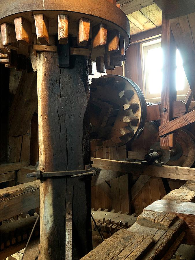 16, Molen 00551 De Noordstar (Noordbroek), Sander Boom (2-7-2021)Het luiwerk. Rechts zijn nog restanten van het elektrische luiwerk te zien.  | Database Nederlandse molens
