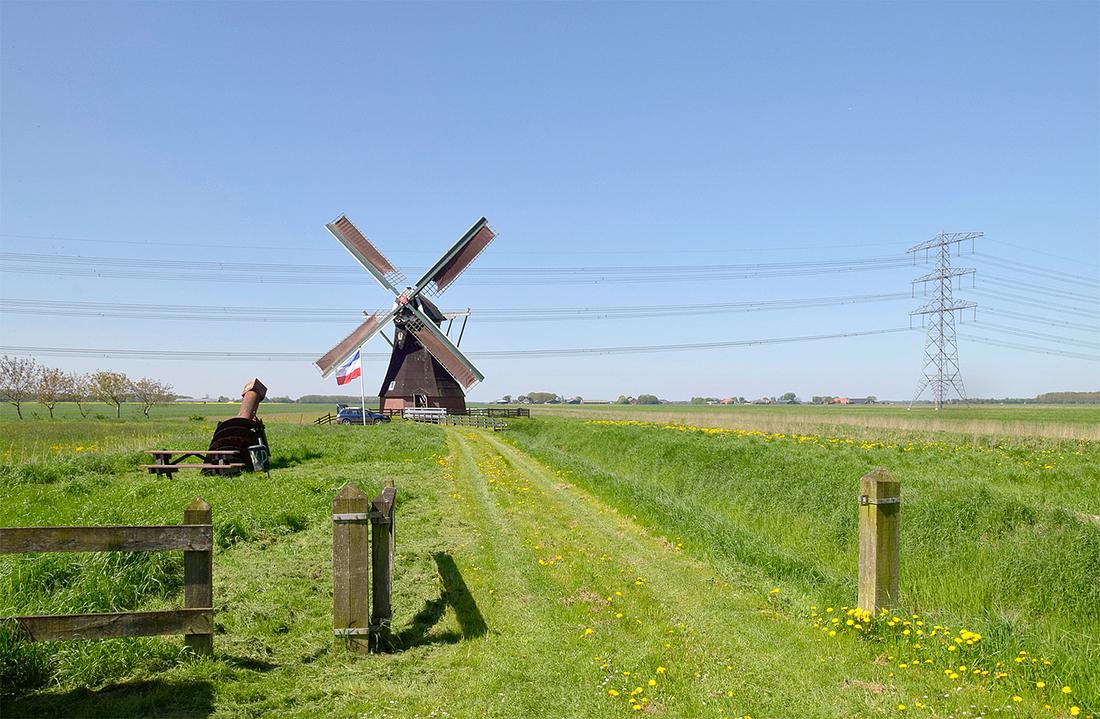 1, Molen 00601 De Noordermolen (Noordbroek), Vincent Mathlener (5-5-2015)De molen in het landschap met toegangshek, picknicktafel en oude vijzel. | Database Nederlandse molens