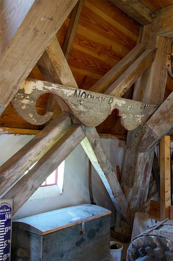 12, Molen 00601 De Noordermolen (Noordbroek), Matthieu Hoogduin (5-5-2018)Goed te zien is de stevige constructie van de molen met dubbele veldkruizen. Ook is op de foto de oude baard van de molen te zien, die binnen wordt bewaard. | Database Nederlandse molens