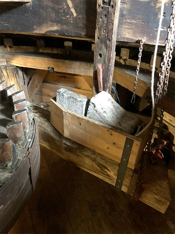 14, Molen 00601 De Noordermolen (Noordbroek), Sander Boom (2-7-2021) Verzwaring en ophanging van de vangbalk.  | Database Nederlandse molens
