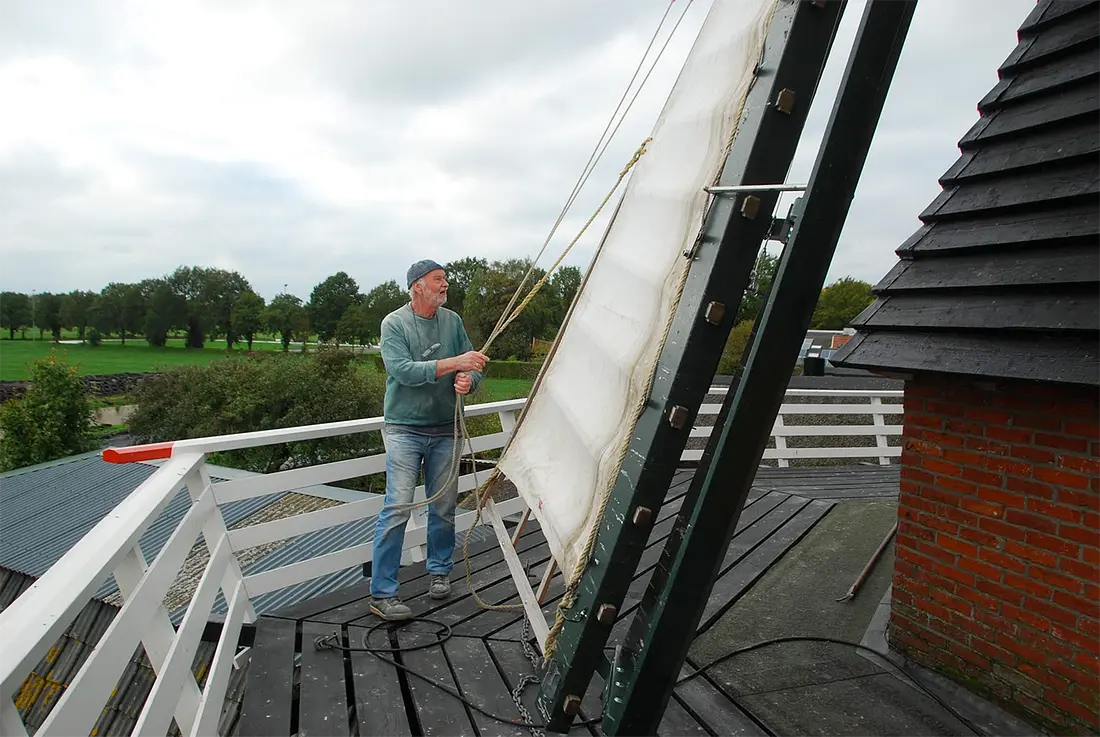 7, Molen 04422 De Korenschoof (Noordlaren), Cor KosmeijerNieuwe zeilen. | Database Nederlandse molens