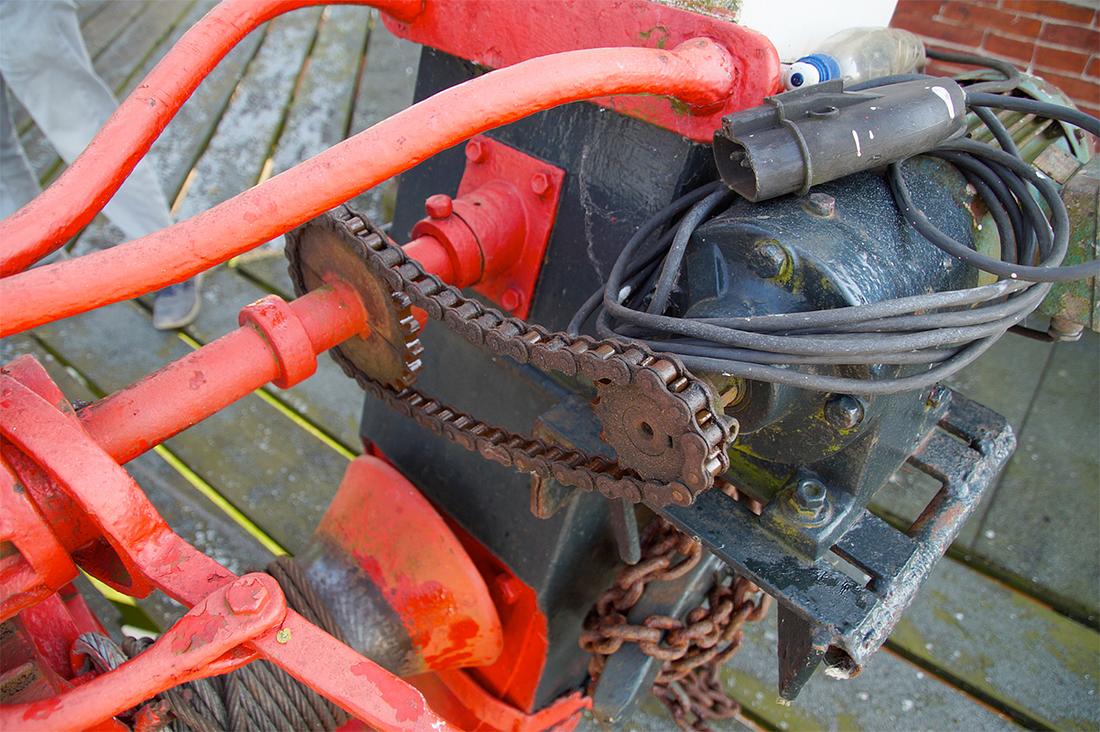 8, Molen 00479 De Leeuw (Oldehove), Matthieu Hoogduin (23-5-2019)De kruilier is voorzien van een elektrische aandrijving. | Database Nederlandse molens