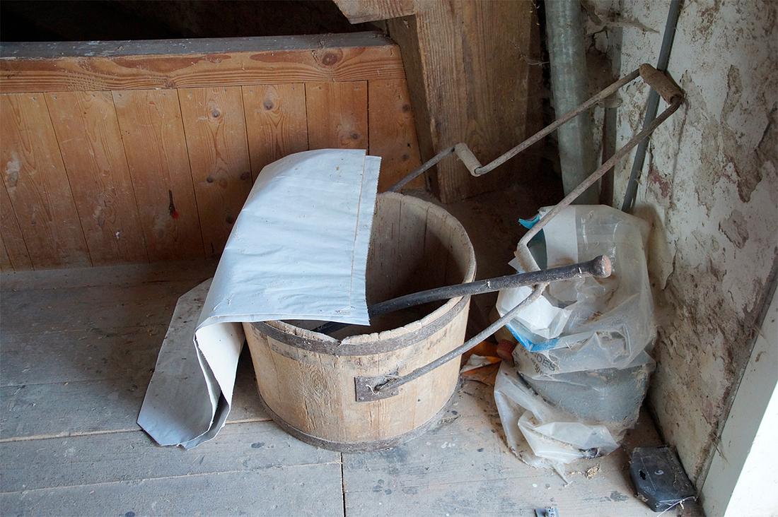11, Molen 00479 De Leeuw (Oldehove), Matthieu Hoogduin (23-5-2019)De derde zolder is de pelzolder. De emmer met duidelijke gebruikssporen staat er nu werkloos bij. | Database Nederlandse molens