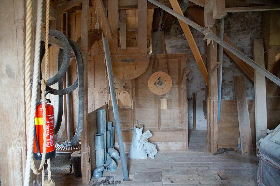10, Molen 00479 De Leeuw (Oldehove), Matthieu Hoogduin (23-5-2019)Op de tweede zolder nog meer silo's. | Database Nederlandse molens