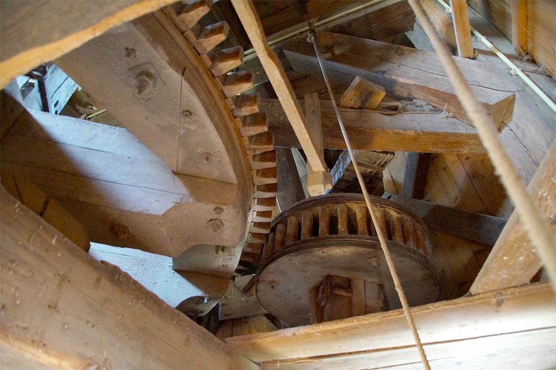 14, Molen 00479 De Leeuw (Oldehove), Matthieu Hoogduin (23-5-2019)De vijfde zolder is deels open waardoor de wielen goed zichtbaar zijn. | Database Nederlandse molens