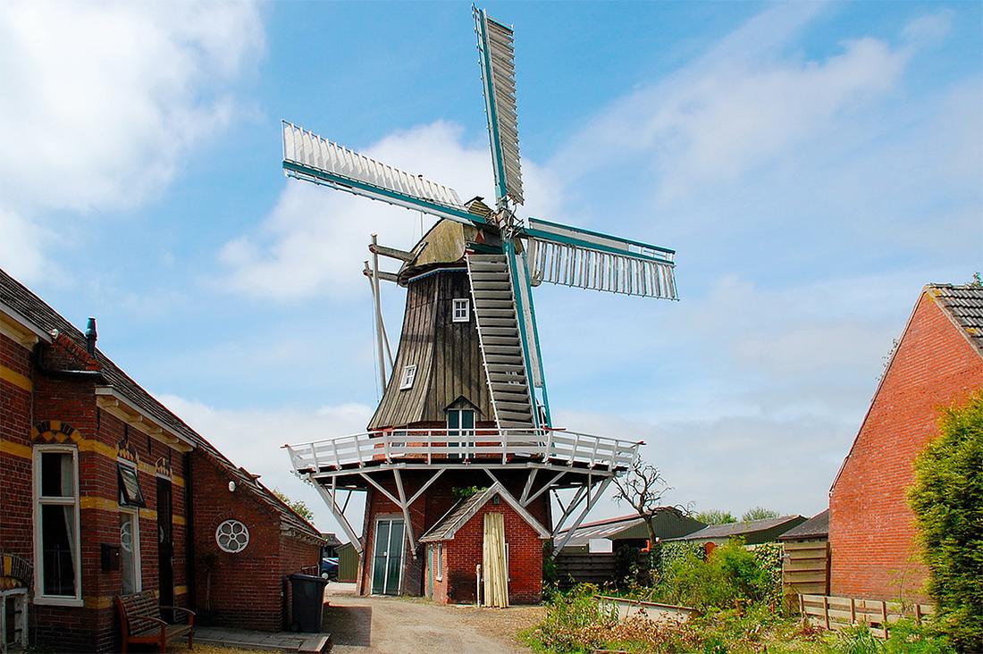 1, Molen 00622 Windlust (Overschild), Bernd Käding (22-5-2010)Links de verdwenen molenaarswoning. | Database Nederlandse molens