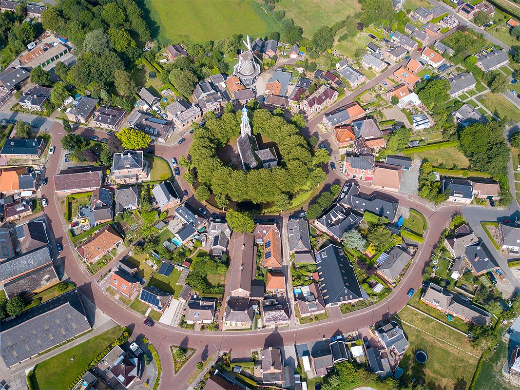 4, Molen 06416 Ceres (Spijk), Henk ten Bos (4-8-2019)De opmerkelijke centrische bouw van Spijk is op deze luchtfoto goed te zien.  | Database Nederlandse molens