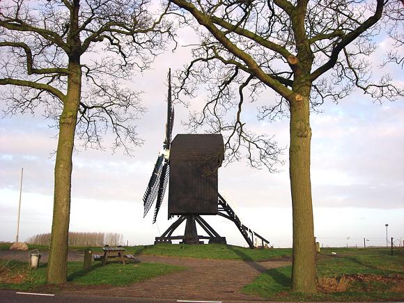 5, Molen 06425 (Naamloos) (Ter Haar), Een mooie, sfeervolle opname, ware het niet dat de bomen biotooptechnisch te dichtbij staan én te hoog zijn!  Dick Bunskoeke (19-1-2007). | Database Nederlandse molens