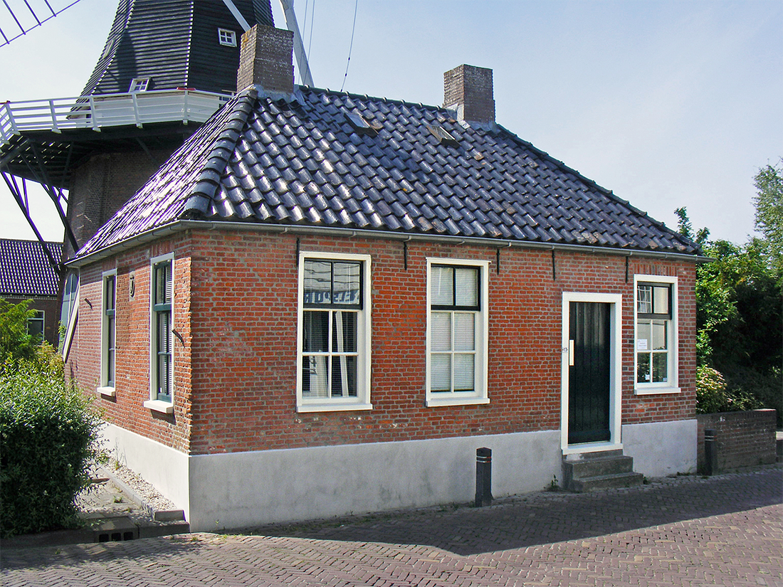 8, Molen 00498 De Liefde (Uithuizen), Martin E. van Doornik (14-6-2017). De sarrieshut (zie 'Geschiedenis') | Database Nederlandse molens