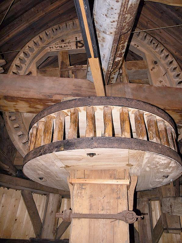 10, Molen 00498 De Liefde (Uithuizen), W. Jans (31-03-2005). Het voor de provincie Groningen ongebruikelijke bovenschijfloop | Database Nederlandse molens