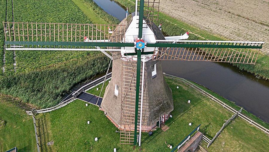 2, Molen 06417 Goliath (Eemshaven), Vanuit de hoogwerker gefotografeerd, tijdens de schilderbeurt.  Martijn Scholtens (5-9-2014). | Database Nederlandse molens