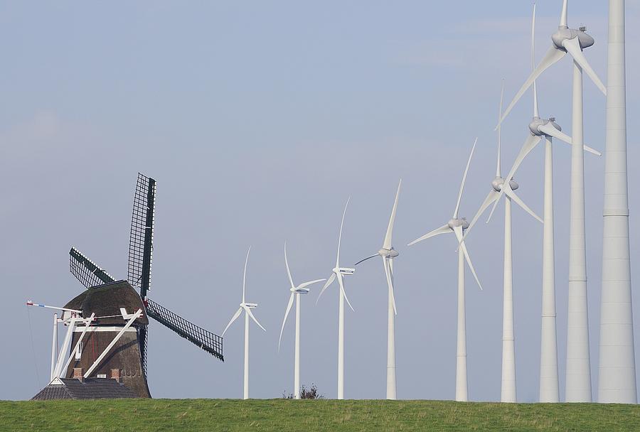 6, Molen 06417 Goliath (Eemshaven), Niet helemaal ieders smaak, toch is de combinatie van de turbines en de Goliath heel markant.  Chris van Gijs (7-10-2014). | Database Nederlandse molens