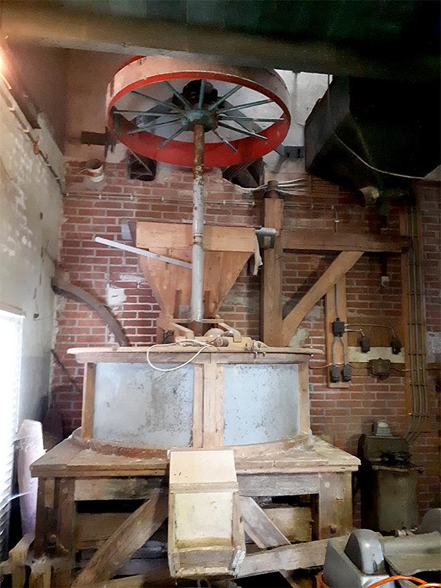 9, Molen 00587 Niemans Molen (Veelerveen), M. Steemers (2-8-2020)Maalstoel, werd gebruikt voor het malen van meel voor spekkedikken. | Database Nederlandse molens