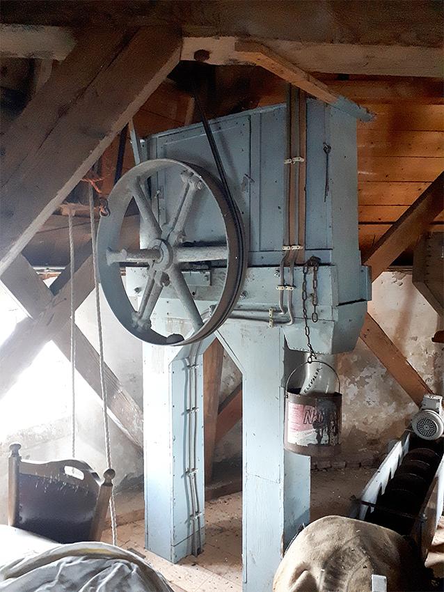 10, Molen 00587 Niemans Molen (Veelerveen), M. Steemers (2-8-2020)Elevator. | Database Nederlandse molens