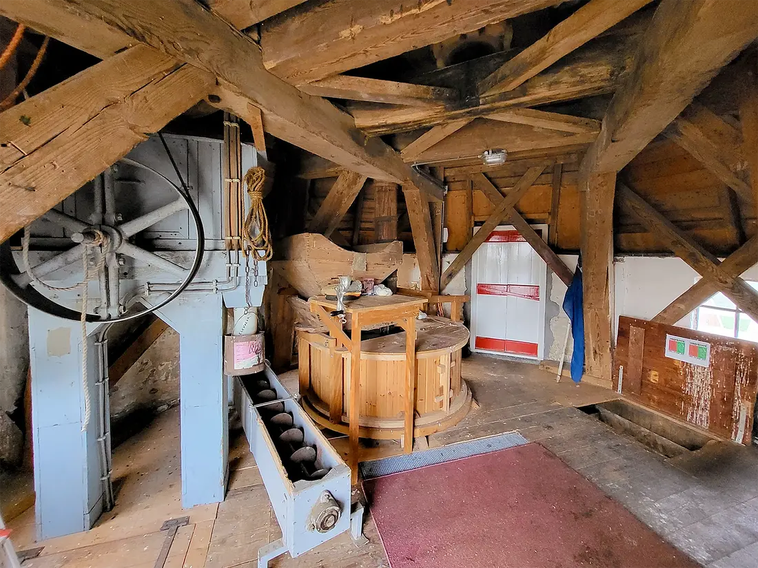 13, Molen 00587 Niemans Molen (Veelerveen), Martijn Scholtens (6-12-2022)Elevator en maalstoel. | Database Nederlandse molens