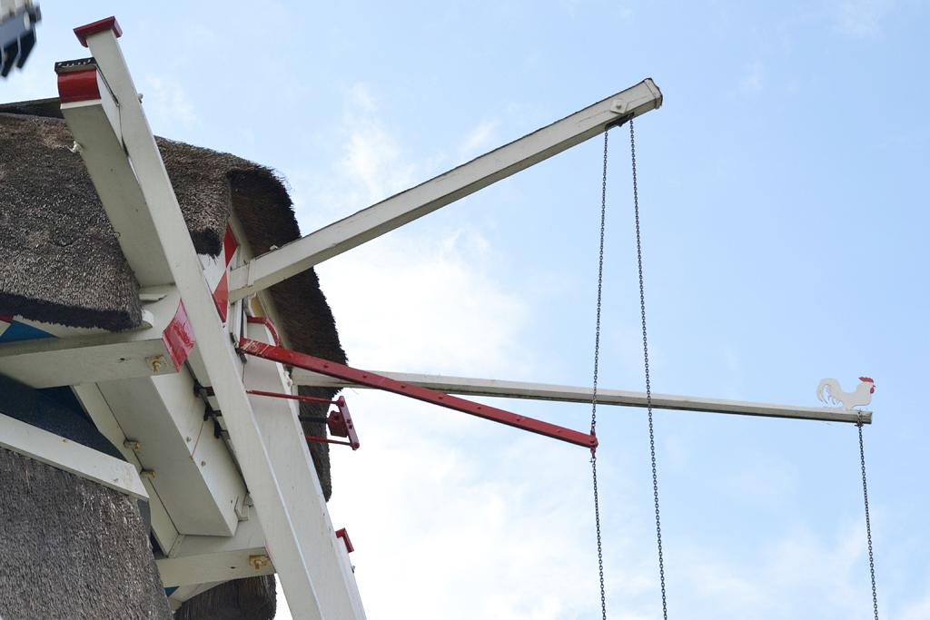 7, Molen 00472 De Zuidwendinger (Vierverlaten), Rob Pols (16-8-2014)De bezaanstokken voor de bediening van de zelfzwichting. | Database Nederlandse molens