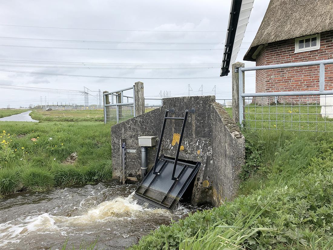 9, Molen 00472 De Zuidwendinger (Vierverlaten), Sander Boom (2-5-2021)Het valschot buiten de molen uit 1956. We weten niet waarom gekozen is voor deze constructie. | Database Nederlandse molens