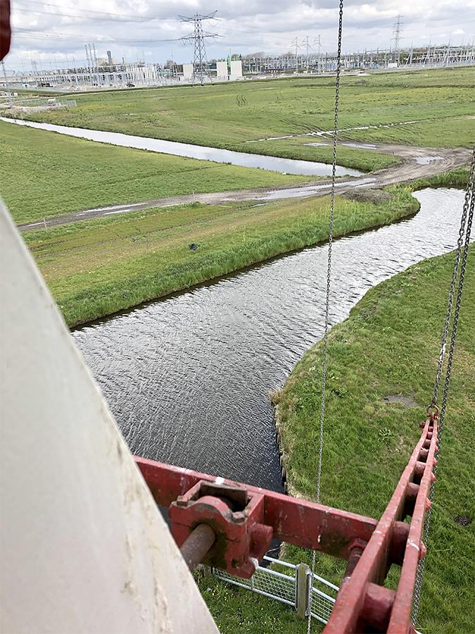 13, Molen 00472 De Zuidwendinger (Vierverlaten), Sander Boom (2-5-2021)Delen van de zelfzwichting buiten de kap. | Database Nederlandse molens