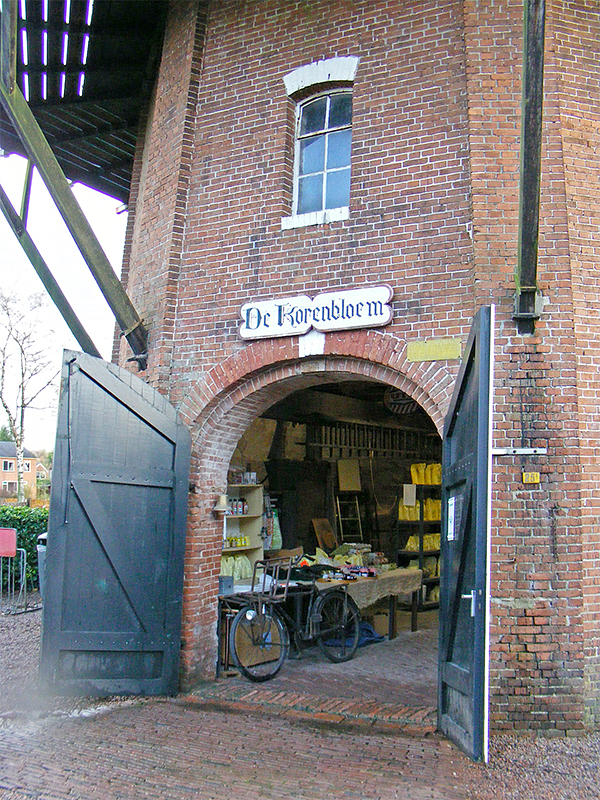 3, Molen 00588 De Korenbloem (Vriescheloo), Martin E. van Doornik (18-11-2017)De ingang met naambord van de molen. | Database Nederlandse molens