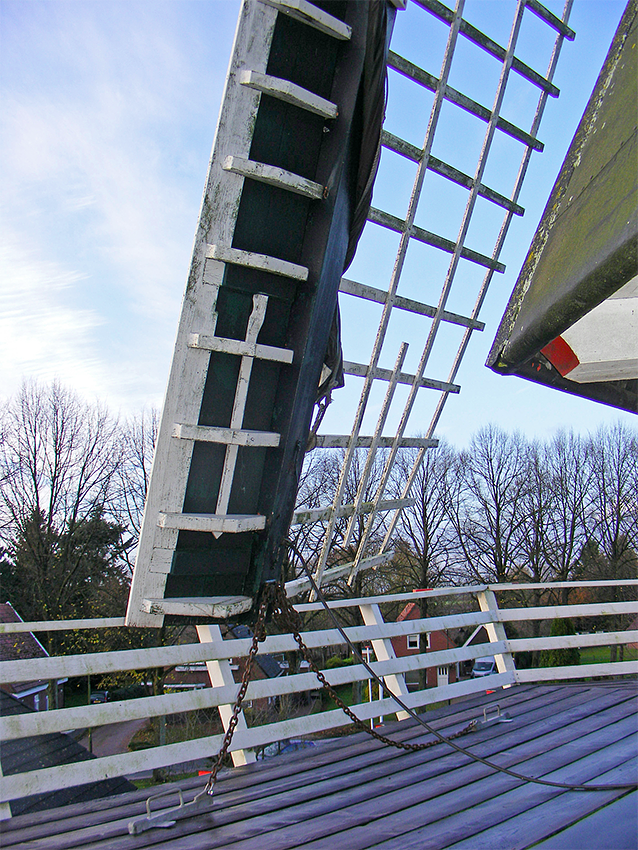 5, Molen 00588 De Korenbloem (Vriescheloo), Martin E. van Doornik (18-11-2017)Duidelijk veel te korte roeden, ongeveer 80 cm boven de stelling! | Database Nederlandse molens
