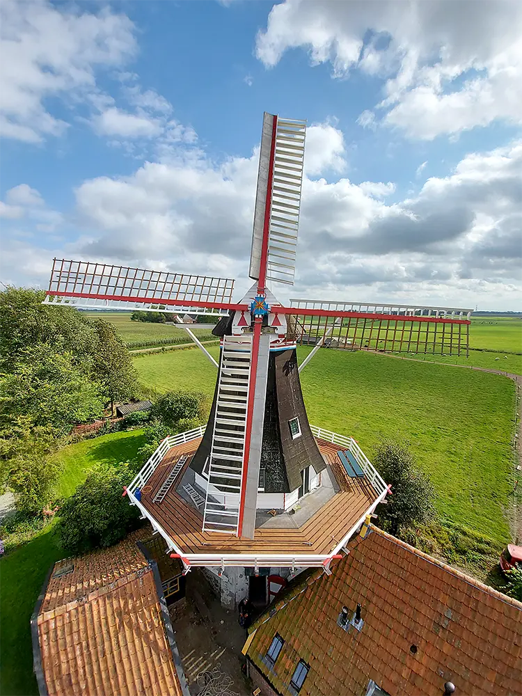 3, Molen 00443 Zeldenrust (Westerwijtwerd), Martijn Scholtens (24-9-2021)Foto vanuit de hoogwerker gemaakt, nadat bijna alle werkzaamheden zijn afgerond. Compleet nieuwe stelling, het gevlucht is grondig gerestaureerd en de molen is compleet geschilderd. | Database Nederlandse molens