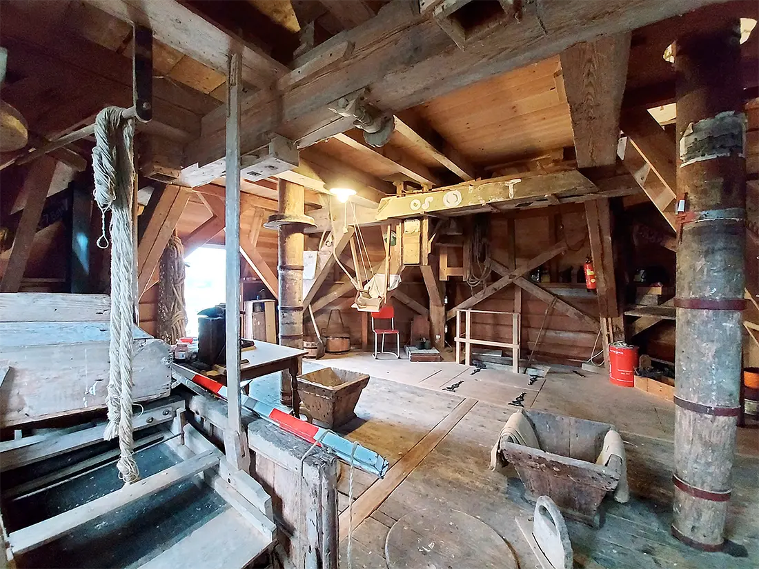 9, Molen 00443 Zeldenrust (Westerwijtwerd), Martijn Scholtens (13-1-2022)Het binnenwerk is nog helemaal origineel. | Database Nederlandse molens