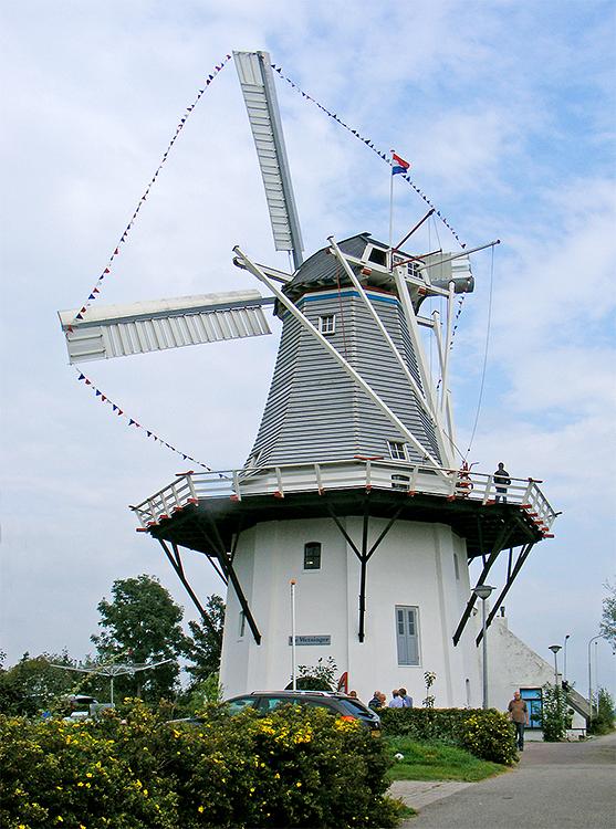 2, Molen 06409 De Wetsinger (Wetsinge), Martin E. van Doornik (17-9-2016). De molen tijdens de feestelijke ingebruikstelling. | Database Nederlandse molens