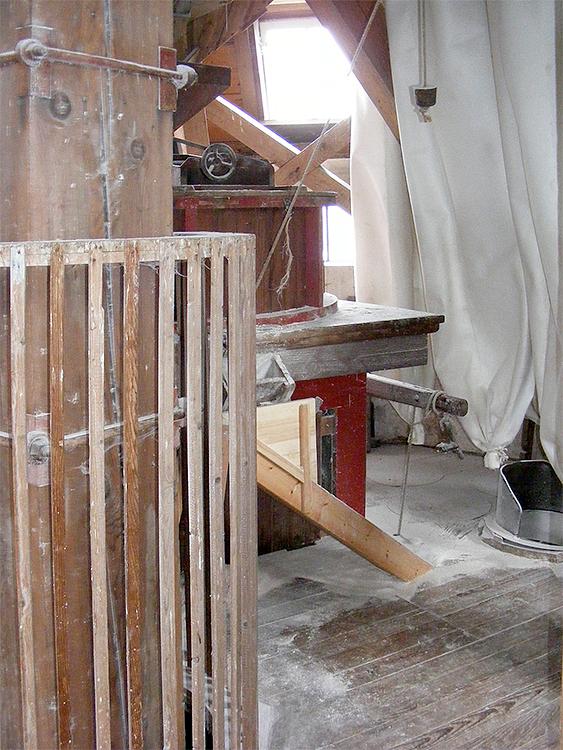 12, Molen 06409 De Wetsinger (Wetsinge), Martin E. van Doornik (12-6-2016)De meelbestoven stellingzolder, heerlijk! | Database Nederlandse molens