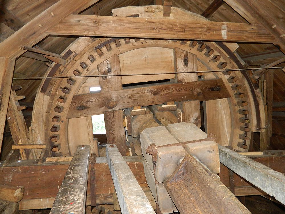 9, Molen 00568 Molen Berg (Winschoten), Vincent Mepschen (14-6-2016)Opvallend zijn de stutten tussen ijzer- en penbalk. Kennelijk waren de krachten op de kapconstructie tijdens het pellen groot. | Database Nederlandse molens