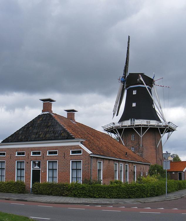 3, Molen 00569 Molen Dijkstra (Winschoten), Martin E. van Doornik (9-5-2015). Een mooie eenheid met de zeer fraaie molenaarswoning in Oost-Groninger stijl.  | Database Nederlandse molens