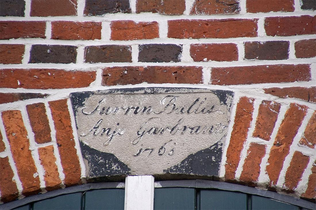 9, Molen 00570 Molen Edens / De Volharding (Winschoten), Boukje van Leijen (13-4-2019)Middelste gevelsteen. | Database Nederlandse molens