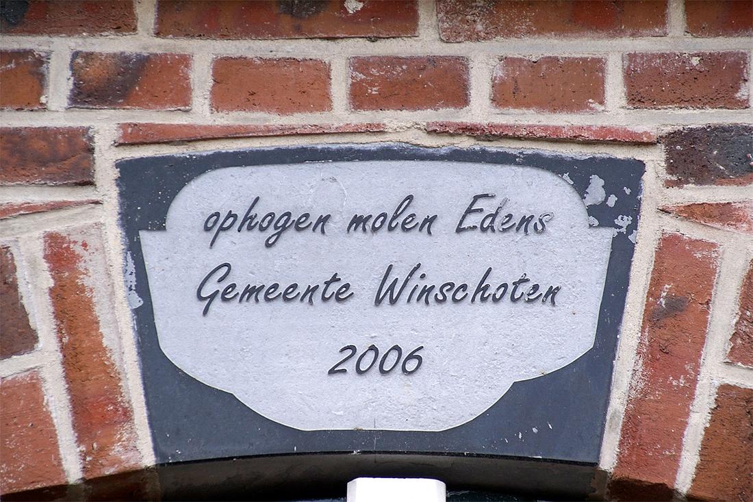 11, Molen 00570 Molen Edens / De Volharding (Winschoten), Boukje van Leijen (13-4-2019)Onderste gevelsteen. | Database Nederlandse molens