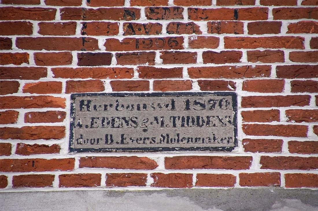 8, Molen 00570 Molen Edens / De Volharding (Winschoten), Boukje van Leijen (13-4-2019)Bovenste gevelsteen. | Database Nederlandse molens