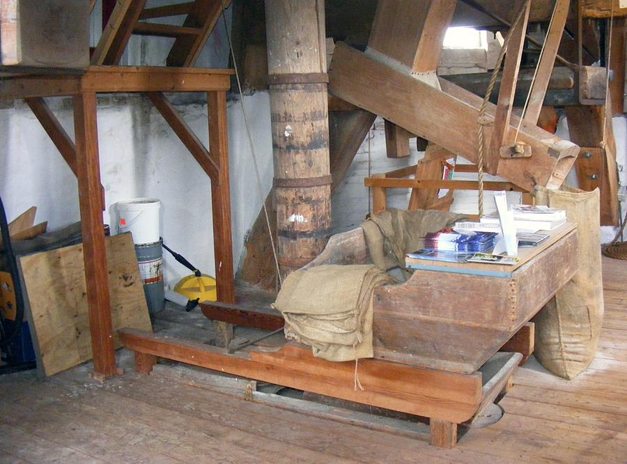 12, Molen 00570 Molen Edens / De Volharding (Winschoten), Martin E. van Doornik (9-5-2015)De kuipdeksels zijn tevens zoldervloerplanken, waarin de schudschoe ligt. | Database Nederlandse molens