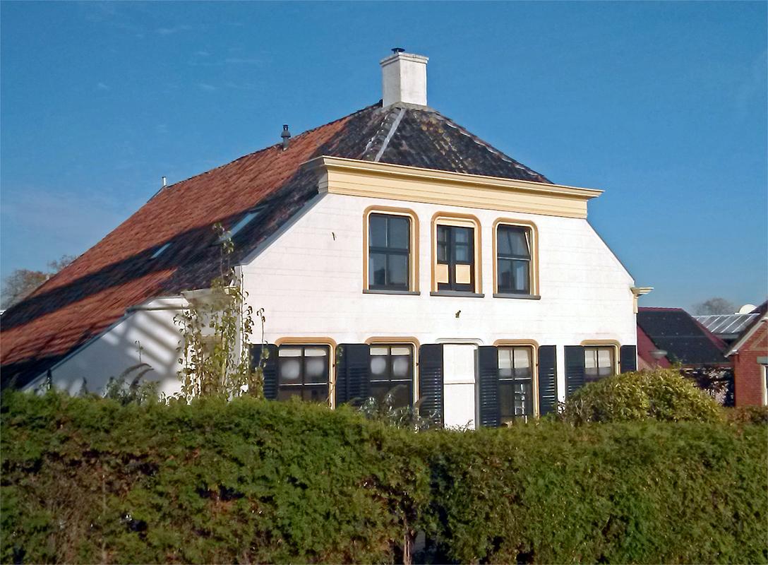 10, Molen 06407 De Ster (Winsum), Martin E. van Doornik (3-11-2018)De karakteristieke molenaarswoning, tegenwoordig helaas 'gescheiden' van de molen.  | Database Nederlandse molens