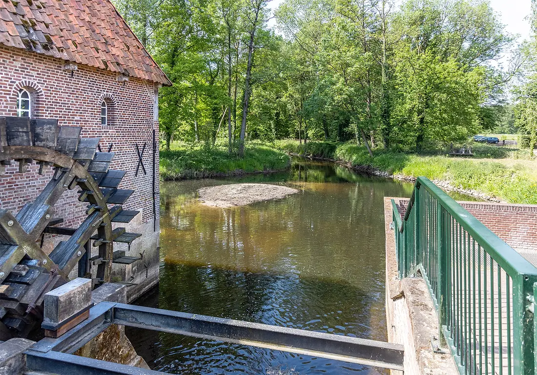 5, Molen 00896 Berenschot (Woold), Hans Gouman (18-5-2022)Op deze foto is de stuwvijver goed te zien tijdens een droge periode met lage waterstand in de beek Boven Slinge. | Database Nederlandse molens