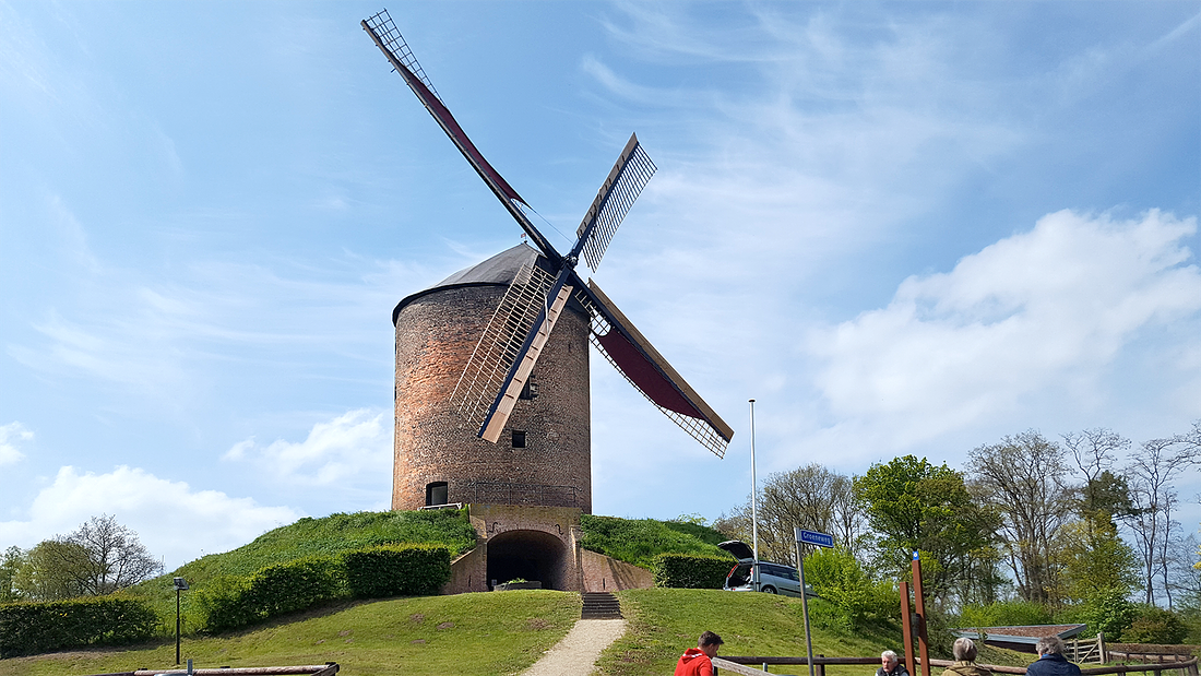 1, Molen 00870 Grafelijke Korenmolen (Zeddam), Thije Jansen (6-5-2017)De molen met de nieuwe kleurstelling van de wieken. | Database Nederlandse molens
