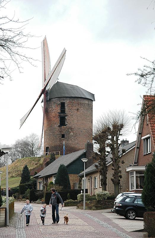 6, Molen 00870 Grafelijke Korenmolen (Zeddam), René Speur (13-2-2011)Nog met de oude kleuren. | Database Nederlandse molens