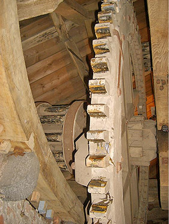 19, Molen 00870 Grafelijke Korenmolen (Zeddam), Cor Boekhoff (10-5-2008)Het ingenieuze kruimechanisme.  | Database Nederlandse molens