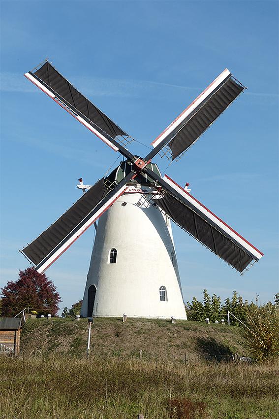 Molen 00871 De Volharding (Zeddam), Thije Jansen (6-10-2018)Er ontbreekt een windbord. Die is slecht en er uit voorzorg uitgehaald. | Database Nederlandse molens