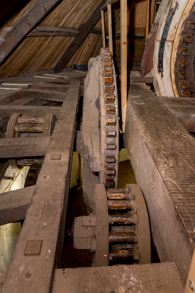 16, Molen 00862 Buitenmolen (Zevenaar), Marcel van Nies (13-01-2018)Het kruiwerk aan de linkerkant, van boven gezien. Voorheen had de molen aan beide zijden een gaffelwiel om te kruien - dat moest toen met twee man gebeuren. | Database Nederlandse molens