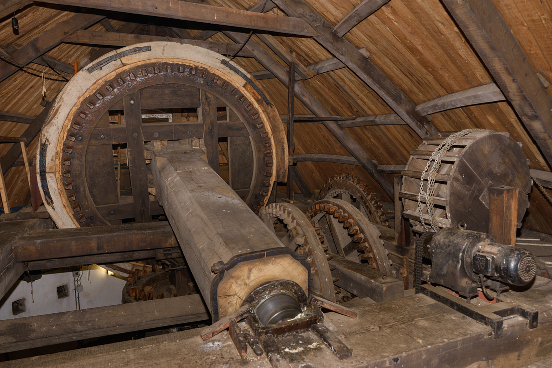 17, Molen 00862 Buitenmolen (Zevenaar), Marcel van Nies (13-01-2018)Rechts op de penbalk de elektromotor om te kruien. Dat gaat nu met een druk op de knop. | Database Nederlandse molens