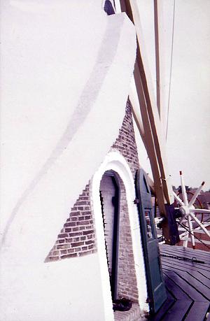 2, Molen 03568 De Hoop (Zuilichem), De merkwaardig gemetselde schoorsteen.  Rein Arler (5-8-1988). | Database Nederlandse molens