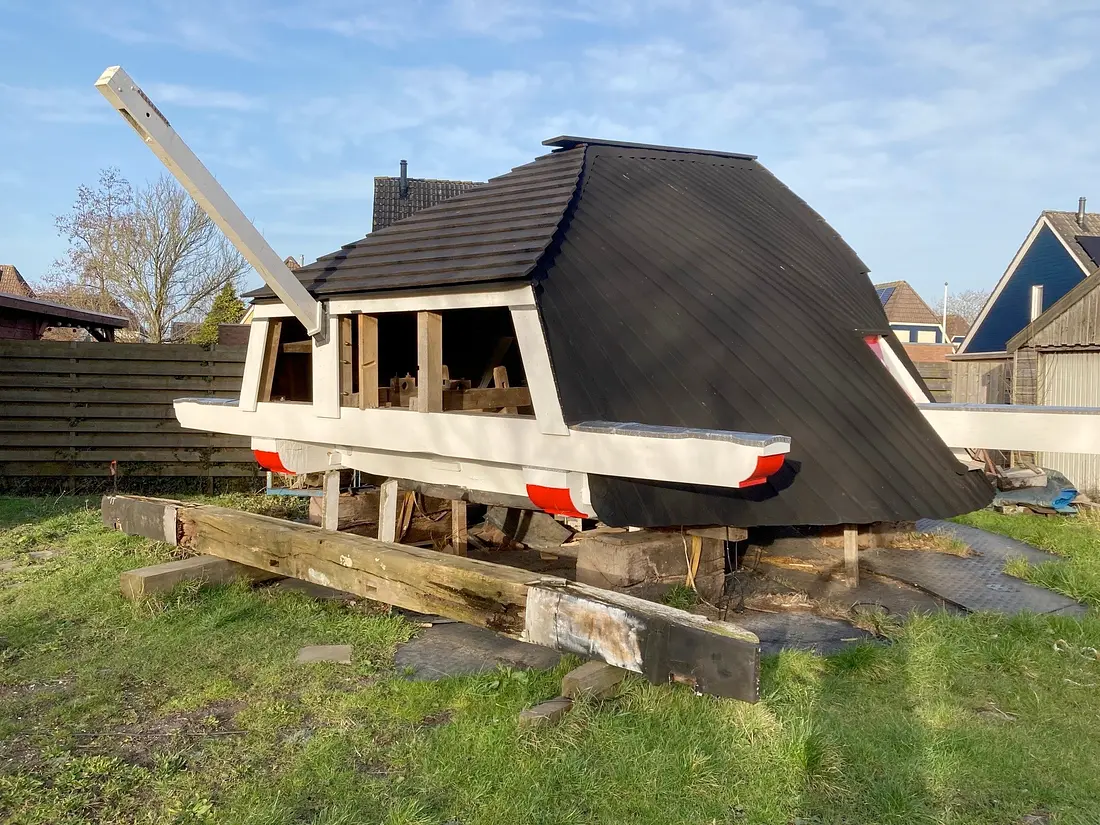 8, Molen 00435 Aeolus (Adorp), Coen Rood (5-2-2023)De gerestaureerde kap naast de molen. Onder de nieuwe korte spruit ligt de oude. | Database Nederlandse molens